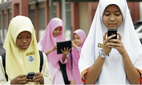The Malaysian Ministry of Education announced in 2012 that it will enable students to bring handphones to schools under strict guidelines