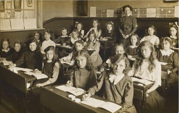 Miss Bowls’s class in an unidentified girls’ school, England Date: circa 1905 Image: Southall Board, Flickr