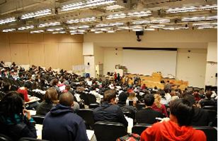 The lecture is one of the most traditional forms of classroom teaching. Image: Lecture Hall, Baruch College, New York City – Wikipedia